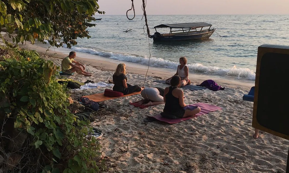 Volg je Hart retraite met Safari door berg en kust - yoga op strand gombe.